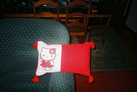 Almofada com aplicação em ponto de cruz da Hello Kitty