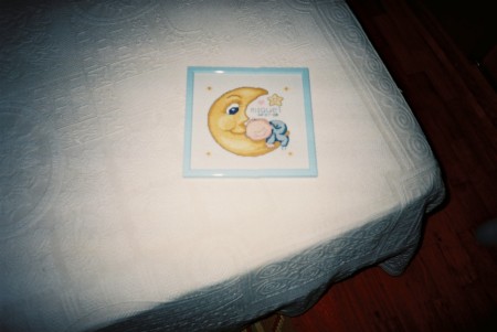 Quadro da Lua com menino, data de nascimento e nome em ponto de cruz