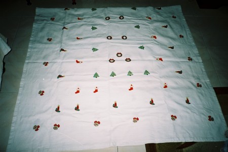 Toalha de Natal com vários motivos em ponto de cruz