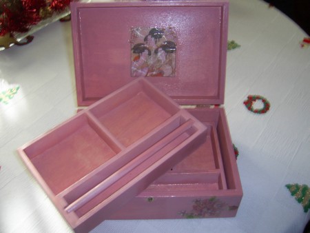 Caixa de Bijuteria com decoupage e pintada com patine