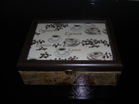 Caixa Nespresso pintada á mão com decoupage em filtros de café