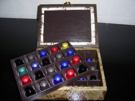 Caixa Nespresso pintada á mão com decoupage em filtros de café