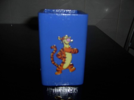 Porta canetas pintado á mão com aplicações da família Winnie