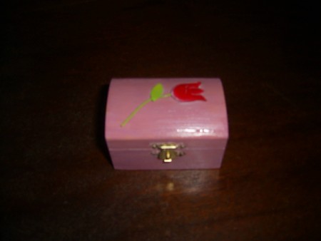 Baú rosa com aplicação de flor em metal