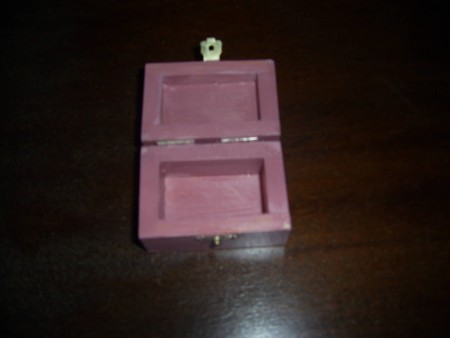 Baú rosa com aplicação de flor em metal