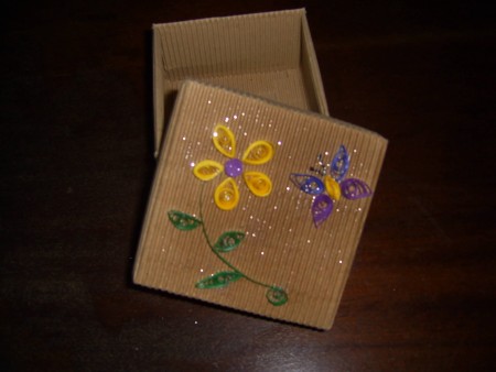 Caixa reciclada com aplicação em quilling