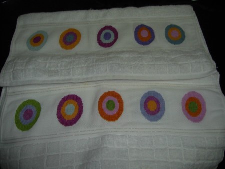 Toalha bolinhas bordada á mão