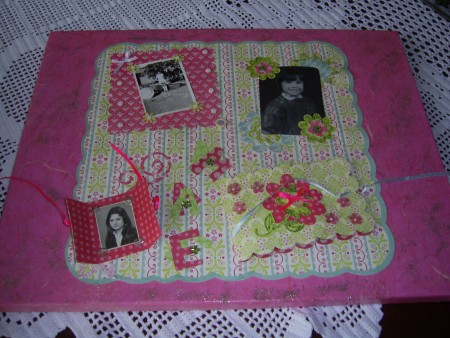 Scrap elaborado com vários materiais e com fotos minhas e da mamã