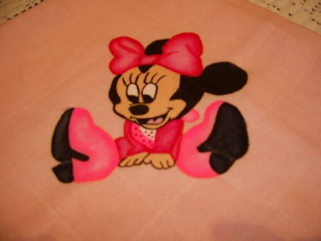 Minnie pintada á mão com pontinho de croché