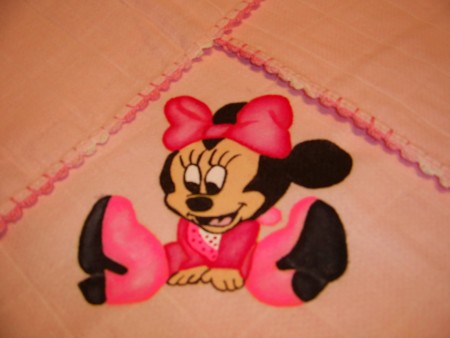 Minnie pintada á mão com pontinho de croché