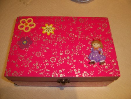 Caixa feita com decoupage e pintada de rosa com aplicações