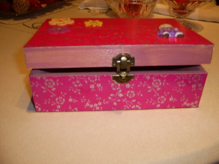 Caixa feita com decoupage e pintada de rosa com aplicações