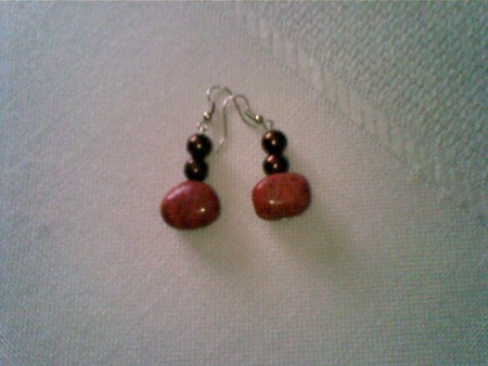 Brincos com pedra castanha