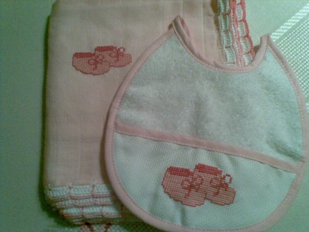 Fralda e babete com sapatinhos
